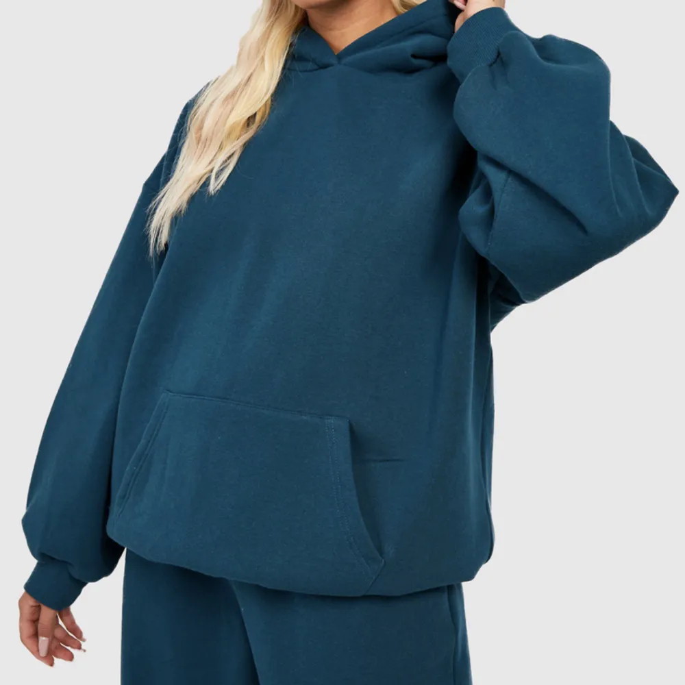 En jättefin hoodie i en superfin blå nyans! Hoodie utan snöre å säljer vidare därför att jag klicka hem två stycken! Skriv vid intresse eller frågor . Hoodies.