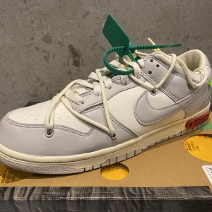 Nike dunk low Off White LOT 25 - Nike dunk low Off White LOT 25 i storlek 45.5. Helt nya och oanvända.