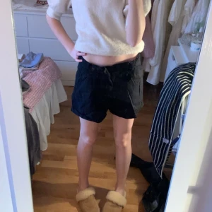 Linneshorts - Väldigt sköna svarta linneshort från Lager 157, storlek S. Perfekt inför sommaren! Säljer pågrund av att de är för stora för mig. 