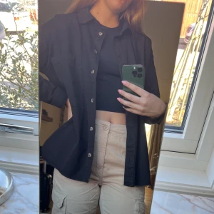 Svart skjorta - Svart skjorta köpt här på Plick men som tyvärr inte kommer till användning löngre. Är i jeans-liknande material. I fint skick. 