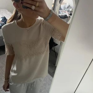 Blus - Söt topp med spets, jättebra skick. Köparen står för frakt 😙