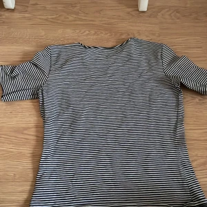 Randig tröja  - Randig tight T-shirt. 