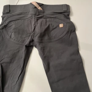 Freddy pants - Säljer mina gamla Freddy pants som jag knappt använt, enbart några enstaka gånger! I väldigt bra skick, inget fel på dessa alls.