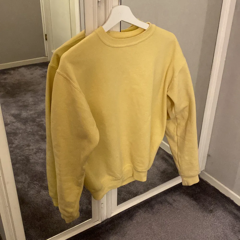 Gul sweatshirt köpt second hand. Står ingen storlek men passar S/M.. Tröjor & Koftor.