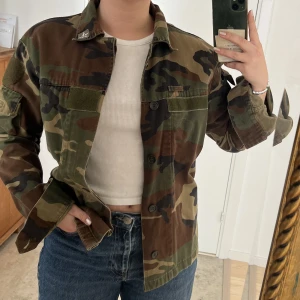 Vårjacka - Vårjacka i måttligt använt skick. Skicka för fler bilder elr info <3