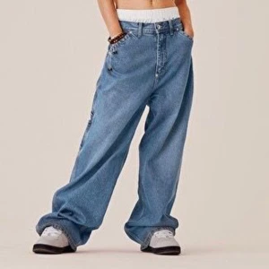 Weekday x LEE skater trousers - Weekday x Lee skater jeans. Aldrig använt! Insydda till 34 cm tvärs över midjan men går att sprätta upp 💙Frakt 112 kr, dom tar ganska mycket plats. Kan mötas upp också 