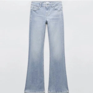 Slutsålda lågmidjade bootcut zara jeans - Intressekoll på dessa slutsålda lågmidjade bootcut jeansen från zara, de satt inte som önskat på mig så kollar därför intresset, använda en gång, skriv för egna bilder!❤️❤️