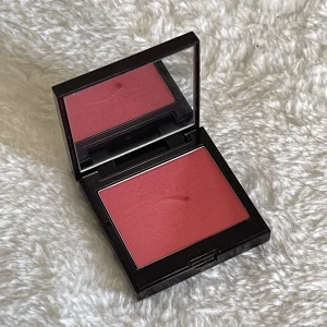 Blush från Laura Mercier - Jättefin blush från Laura Mercier i färgen grapefrukt, sparsamt använd som ni ser. Slutsåld på Kicks nu - nypris 390 kr, mitt pris 70 kr. Totalt 109 kr med frakt 🥰