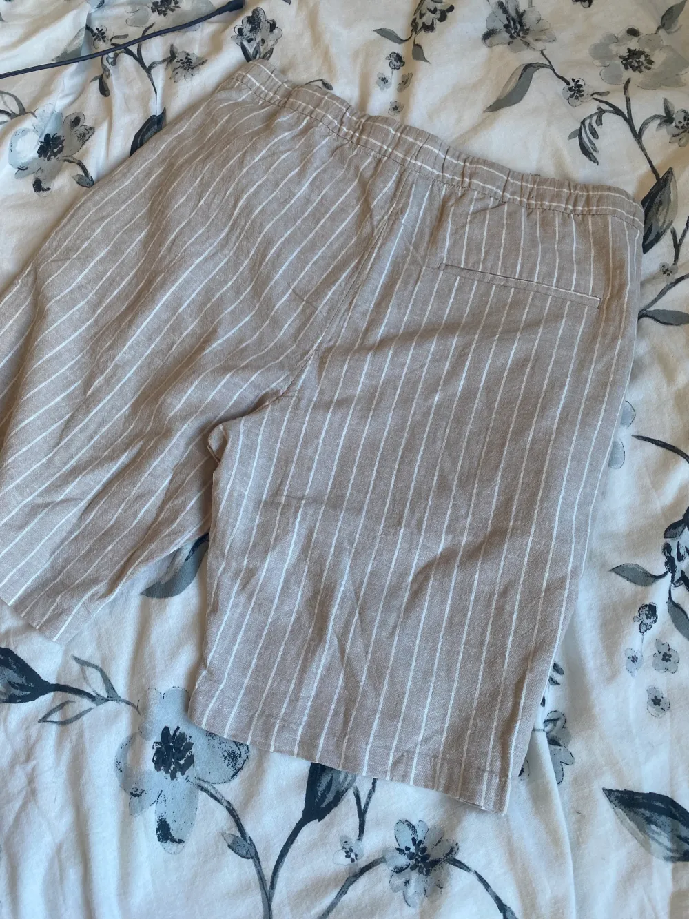 Helt oanvända linne shorts. beställde fel storlek men jätte skönt för sommaren. Shorts.
