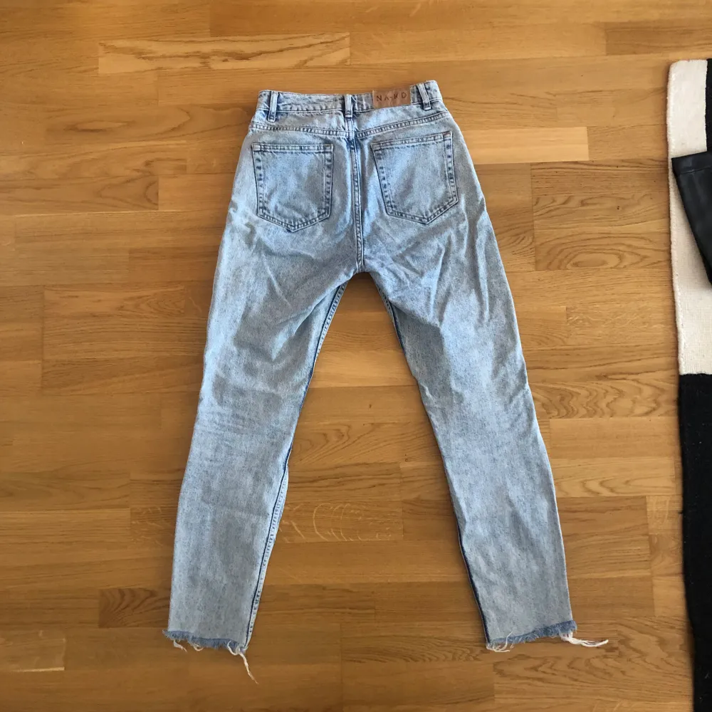 Raka jeans från NA-KD i superfin blå färg. Säljer dessa för att de har blivit lite tajta för mig i benen, annars true to size.. Jeans & Byxor.