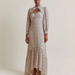 By Malina Lucille dress - Otrolig klänning från By Malina som är helt oanvänd 🥺🫶🏻  Storlek: XS (bär vanligtvis storlek 36). Klänningen är längre bak till och blir för lång på mig som är 161 cm.  Material: 100% viskos  Skick: NWT och utan anmärkning.   Pris: 3999:-