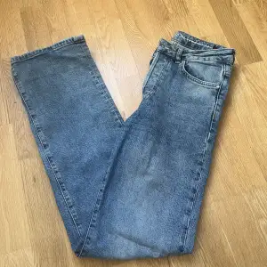 Säljer mina gammal jeans från bikbok då de aldrig kommer till användning längre, är i ett bra skick dock med lite slitning längst ner på byxan därför ett sänkt pris😊 är lite långa på mig och jag är 164cm