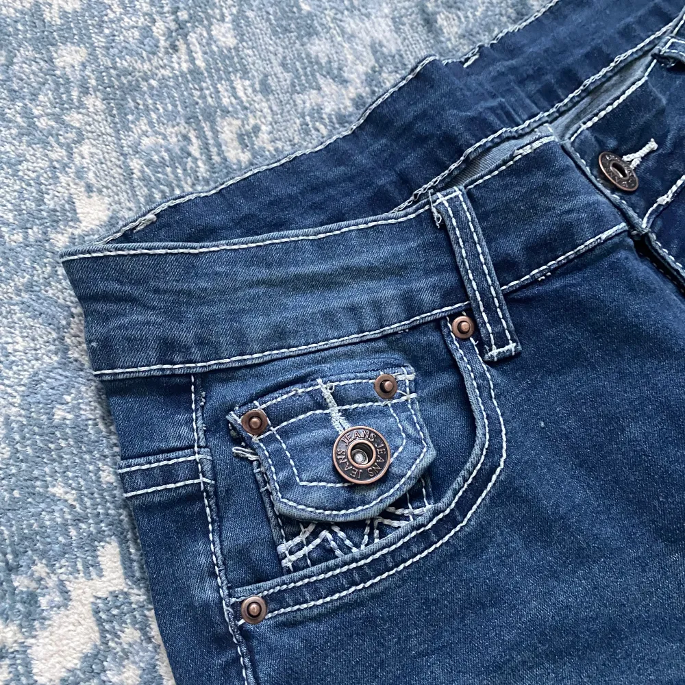 Aldrig använda! Marinblåa jeans, skinny men lite pösigare an vanligt, midwaist. Jeans & Byxor.