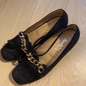 Klackar🌸 - Snygga klackar i mocka! Dom är i storlek 40 men är mycket mindre i storlek och passar ungefär som en 39! 150kr + frakt