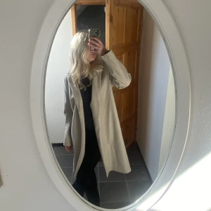 Kappa - Säljer denna fina kappa ifrån Zara. Den är i strlk L men liten i strlk så skulle säga en s/m. Superbra skick men få defekter som nopprig. Skriv vid intresse och köparen står för frakten 😇