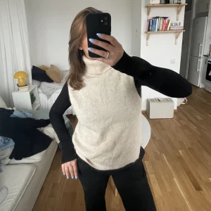 Stickad polo väst  - Knappt använd 