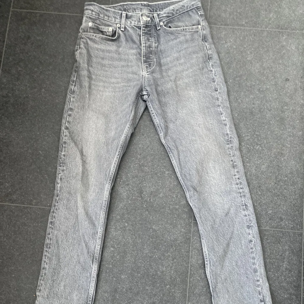 Jeans från zara köpta för 400 kr. Skick 9/10. Straight fit. Skriv för frågor och mer bilder. Jeans & Byxor.