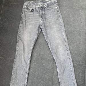 Jeans från zara köpta för 400 kr. Skick 9/10. Straight fit. Skriv för frågor och mer bilder