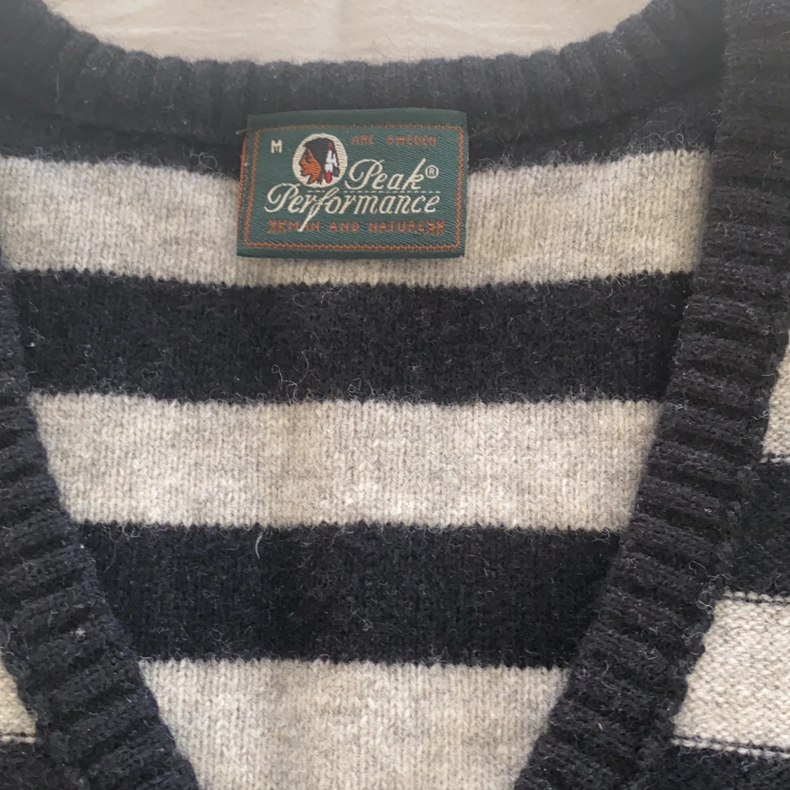 Stickad peak väst - 90