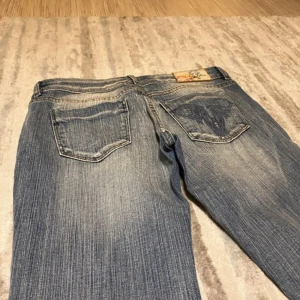 Vintage lågmidjade jeans - Vackraste vintage lågmidjade jeansen från märket big blue. Köpte från vinted men passade tyvärr inte mig:(( Totallängd: 94 cm Midja: ca 37 cm Benvidd nedtill: 22cm