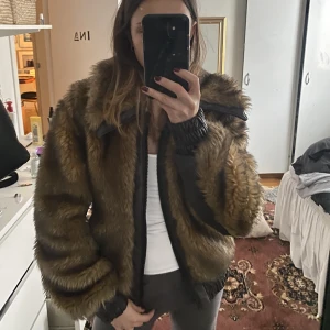 Vintage pälsjacka  - Sjukt cool vintage fuskpälsjacka från miss sixty med läderdetaljer som jag inte fått nån användning för tyvärr❤️