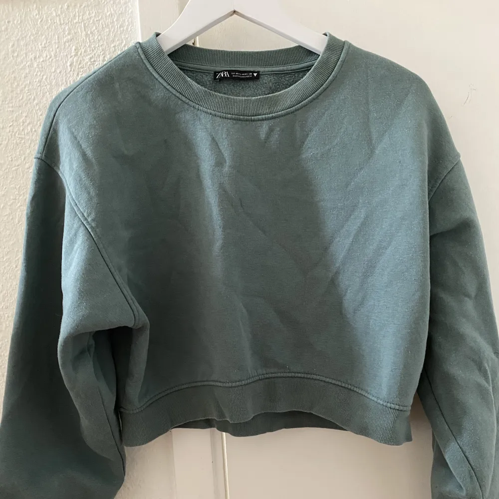 Grön tjock tröja från zara som aldrig använts i storlek M💓. Tröjor & Koftor.