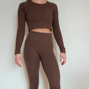 Träningsset - Set från bikbok. Ribbat och väldigt skönt. Används dock inte då jag inte tycker att färgen passar mig. 