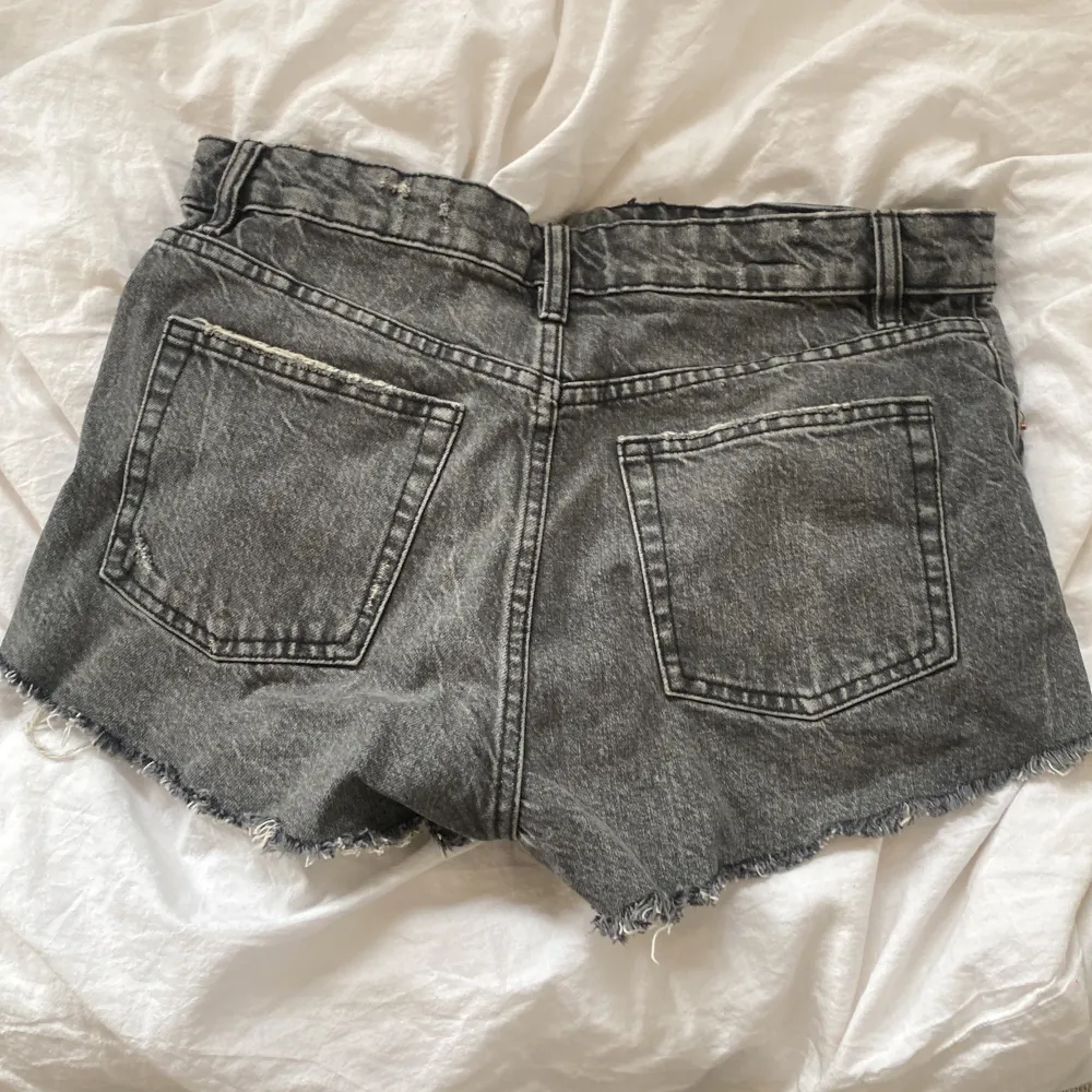 Gråa jeansshorts från zara som är helt oanvända!! . Shorts.