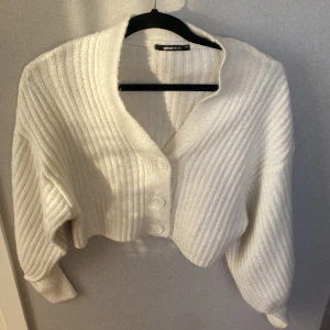 Stickad tröja  - Vit stickad tröja från Ginatricot i storlek Xxs, använd ca 3 gånger.