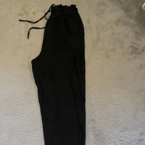 Linnebyxor  - Säljer mina linnebyxor som är high Waist jeans och straight jeans i storlek xs 