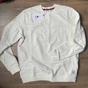 Herschel crewneck strl L äggskalsvit - Helt ny crewneck sweatshirt från herschel. Köpt i USA