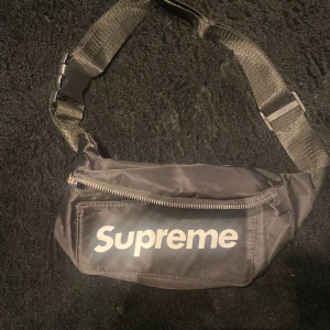 Supreme - Hej ,säljer kopia supreme magväska  Skick 10/10 oanvänd  Pris :250kr