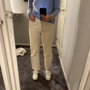 Jeans - Beiga jeans i storlek 36, köpta på Na-kd och har inga tecken på användning.