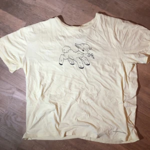 Yung Lean Poison Ivy T-Shirt - Inte använt så mycket men köptes för 2 år sedan. OFFICIAL yung lean merch. Har en liten fläck på framsidan men märks inte om man inte kollar nära. Snygg och gullig print. Ljusgul färg. Sitter väldigt oversized. *** FRAKT TILLKOMMER. 349kr nypris