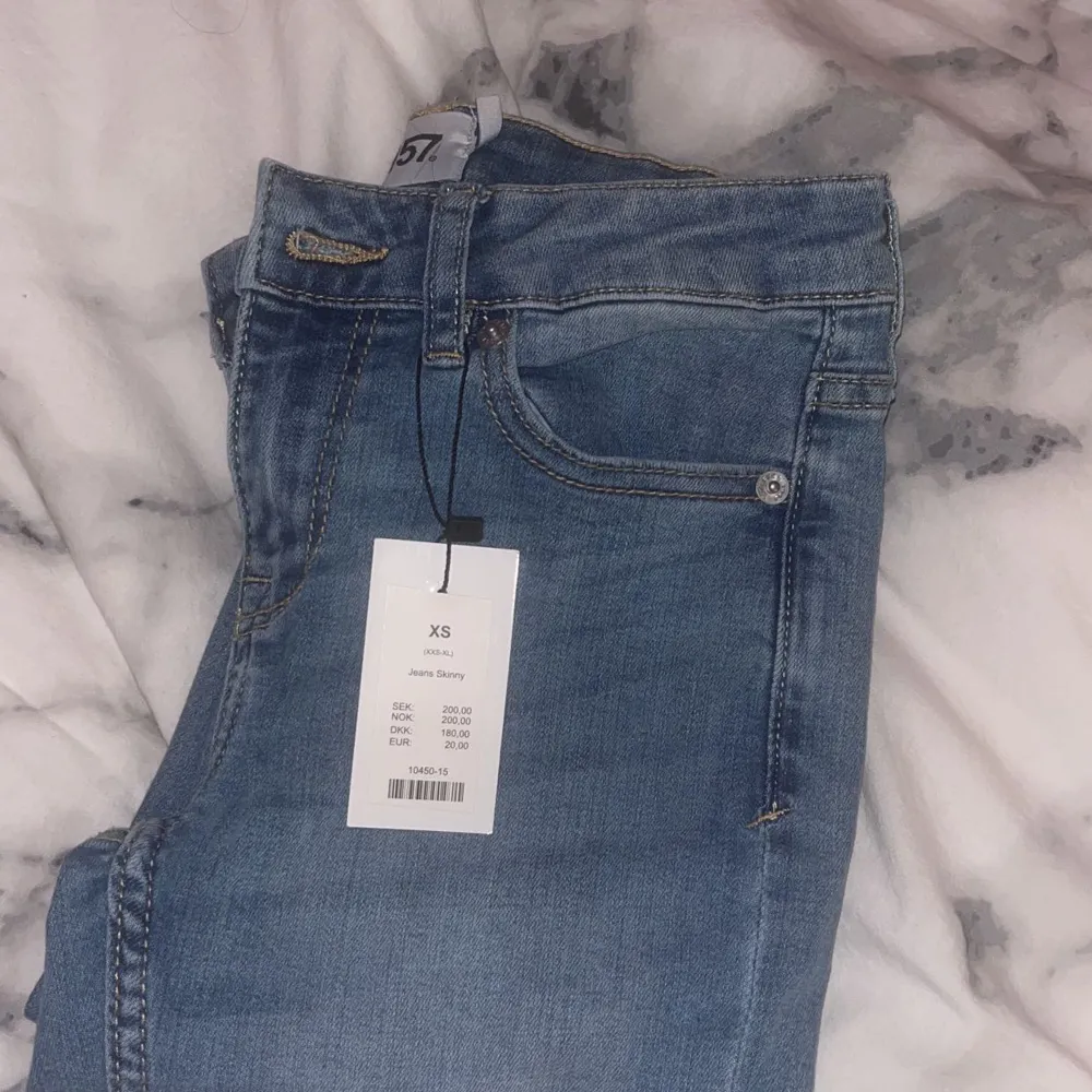 oanvända skinny jeans från lager157, har ett par nästan likadana så väljer att sälja dom oanvända eftersom jag inte hittar kvittot och kan lämna tillbaka dom🤍 längd ungefär 93cm men kan stretchas ut när dom är på . Jeans & Byxor.