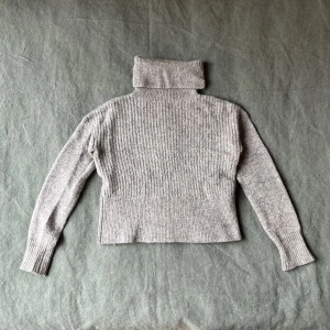 Grå stickad tröja - Grå stickad tröja från &other stories