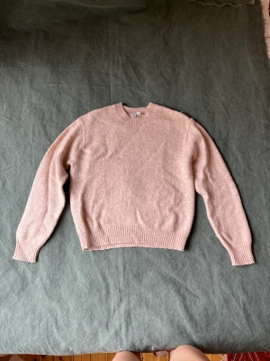 Stickad tjocktröja från Uniqlo - Stickad ljusrosa tröja från Uniqlo Strl: Stor S/M