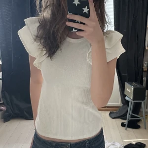 Vit topp från zara  - Jag säljer min helt nya Zara topp som inte kommit till användning. Den är oanvänd och i jätte fint skick💓