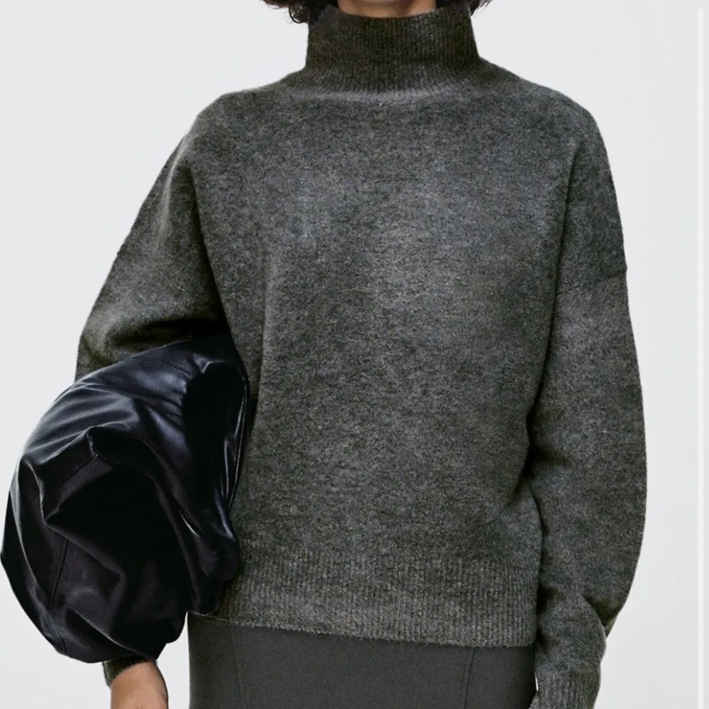 Jättemysig poloneck tröja från zara💕 Superskönt material!! Har dock tyvär inte kommit till användning så därav säljer jag den☺️. Stickat.