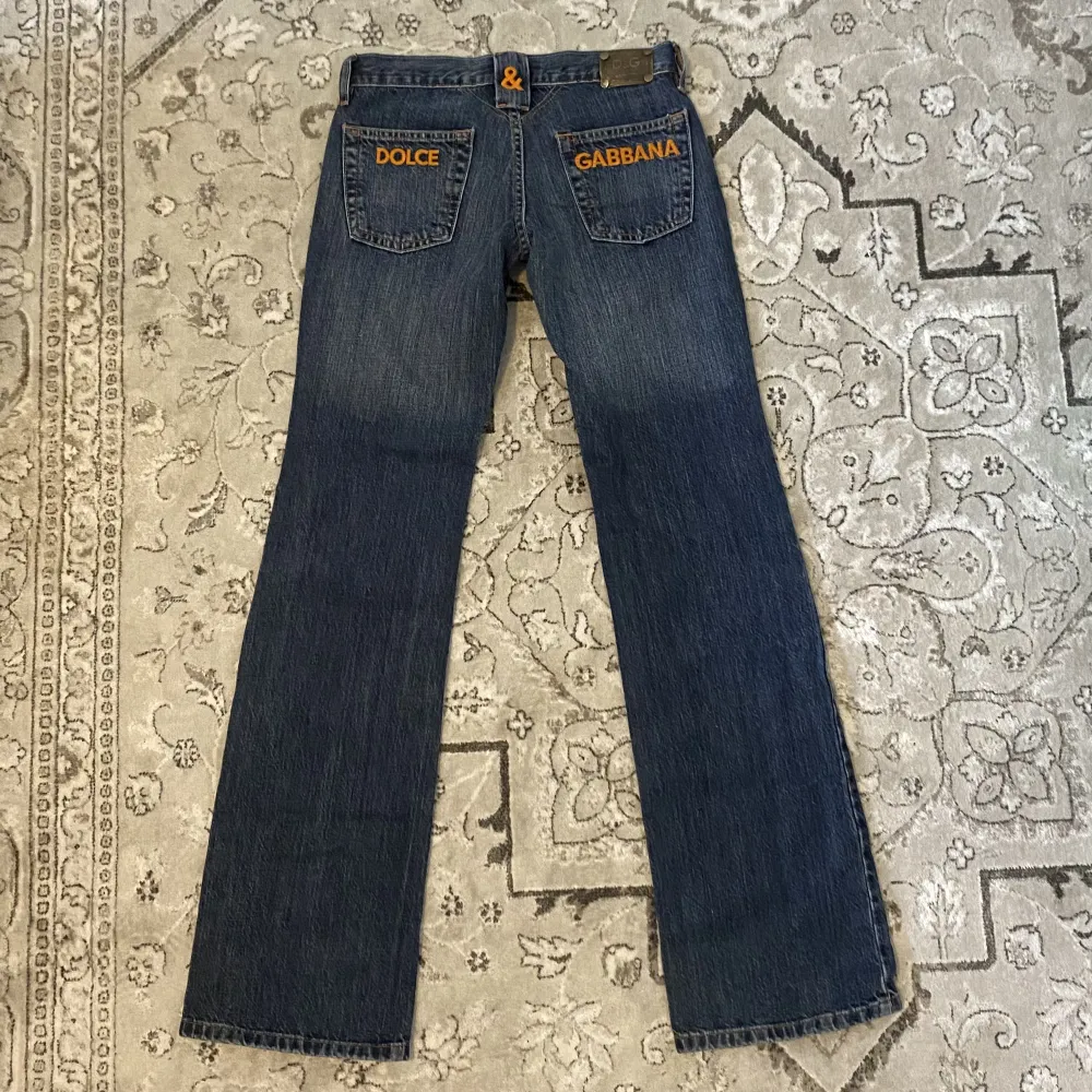 skitfina lågmidjade dolce gabbbana jeans, säljer vidare pga lite för små (innerben: 84cm & midja: 38cm). Jeans & Byxor.