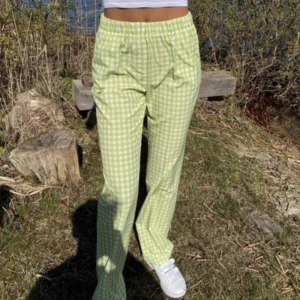 Gröna rutiga byxor - Säljer dessa fina byxor från Design By si. De är i ett mjukt stretchiga material med resår i midjan och passar bra nu till vår och sommar🥰 Skriv för mer frågor!🌷