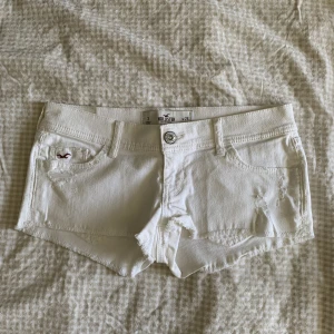 Lågmidjade jeansshorts - Säljer dessa vintage lågmidjade jeansshorts i väldigt bra skick. Storlek W26. Frakt tillkommer! 