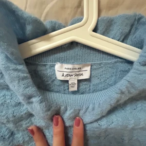 Stickad tröja - Blå stickad tröja från  & other stories, 65% ull 35% alpacka. Nypris: 890 kr. Aldrig använd, passar S/M.💞Pris är inklusive frakt.