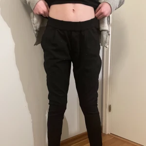 Lågmidjade kostymbyxor - Byxorna är i skönt material, lite likt mjukismaterial. 