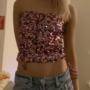 Festtopp  - Festtopp från zara, såååååå fin men tyvärr lite för stor på mig :( Storlek S, går inte att köpa längre 💞