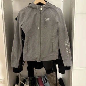 EA7 kofta dam  - Säljer denna kofta från Armani i storlek S. Den är köpt på JD för 1200 kr. Perfekt skick, den är knappt använd! 