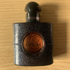 Black Opium Parfym  - Säljer min Black Opium parfym (30 milliliter) från märket Yves Saint Laurent.  Endast testsprejad. Ordaninarie pris ca 600, säljer för 400. Fraktar eller möts upp i Hornstull eller Fridhemsplan⭐️