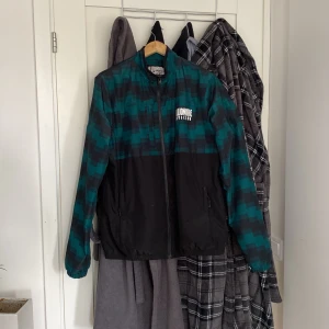 BBC jacka  - Jätte snygg BBC jacka  Sällsynt och väldigt unik Jätte fint skick då den knappt använts sen jag köpte den i newyork 2019 Storlek M och passar den som bär M eller S Betydligt grönare verkligheten  600kr