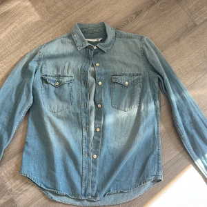 Jeans skjorta - Blå jeansskjorta från lager 157 i storlek S. Använd max 5 gånger för hittar ingen tillfälle att använda den.