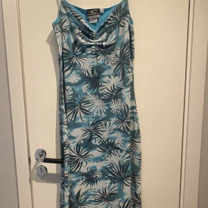 Klänning  - En superfint sommarklänning med skrunsh detalj mellan brösten. Köpt på humana för 300, säljer för 100 köparen står för frakten 🥰